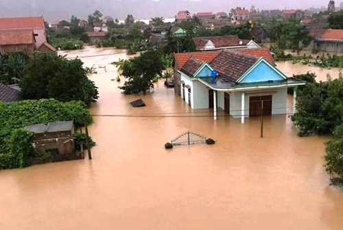 Des milliers de maisons inondées à Ha Tinh et Quang Binh - ảnh 1
